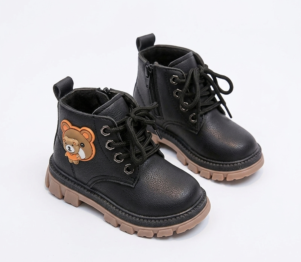 Bota de invierno de diseño moderno con dibujo lateral de osito en España