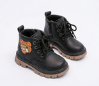 Bota de invierno de diseño moderno con dibujo lateral de osito en España