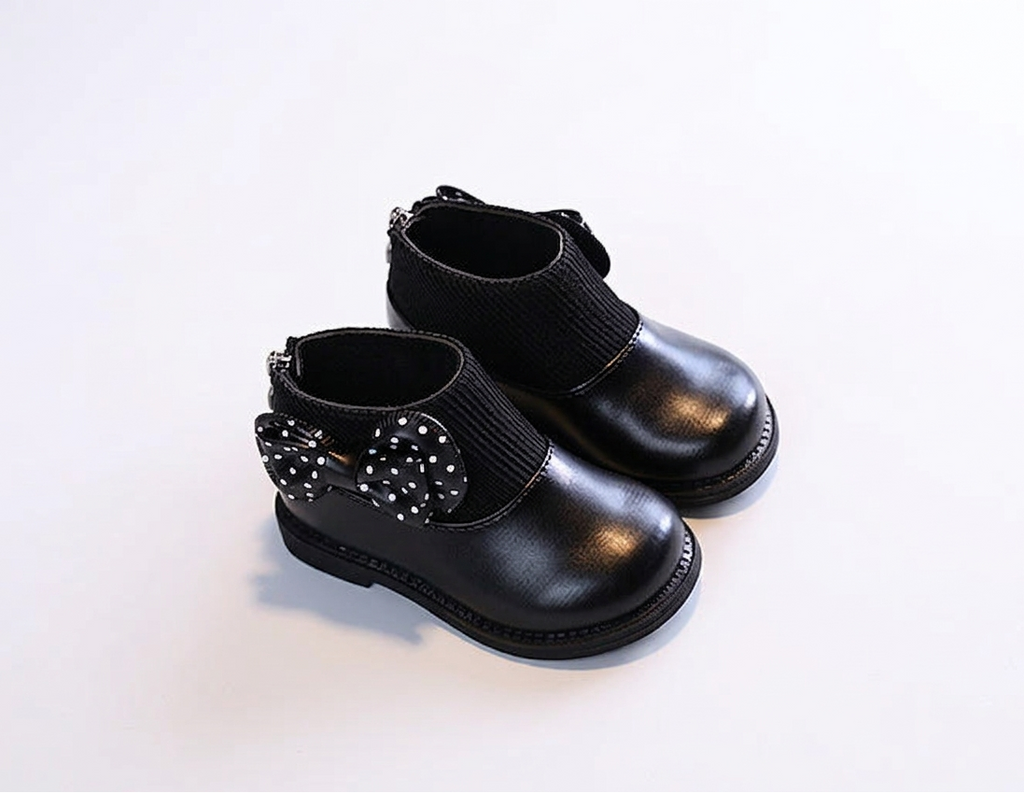 Zapato elegante para niñas con diseño moderno y lazo lateral con lunares en España