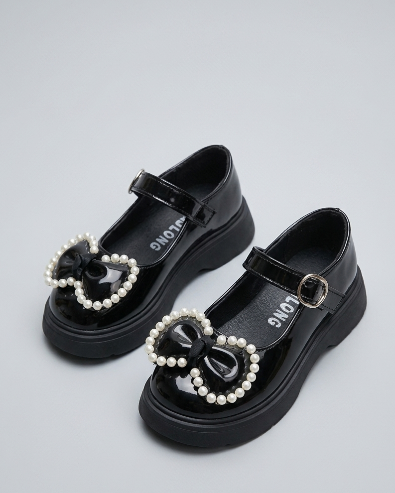 Zapato para niña con diseño de moño adornado con perlas en España