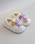 Pantuflas de invierno cálidas y acolchadas decoradas con muñecos animados para niños en España