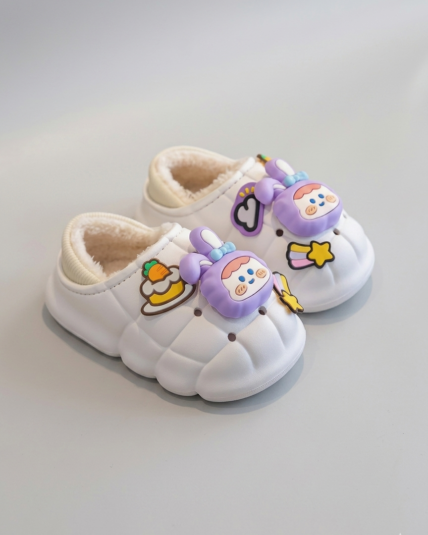 Pantuflas de invierno cálidas y acolchadas decoradas con muñecos animados para niños en España