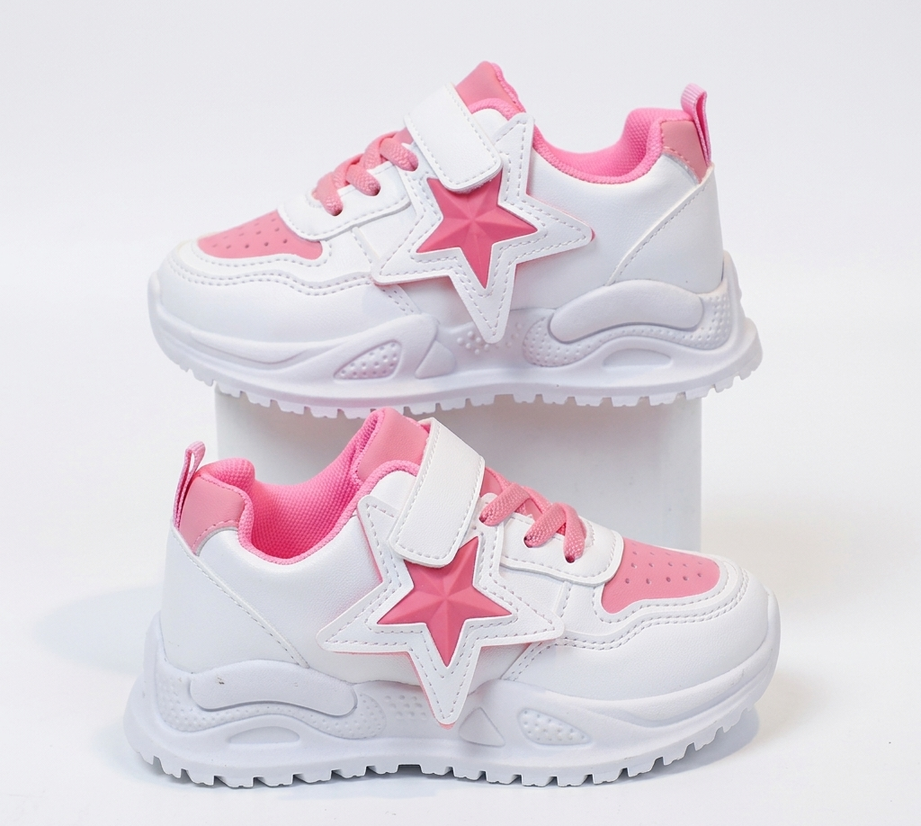 Zapatillas deportivas modernas con diseño de estrella rosa en relieve en España