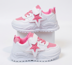 Zapatillas deportivas modernas con diseño de estrella rosa en relieve en España