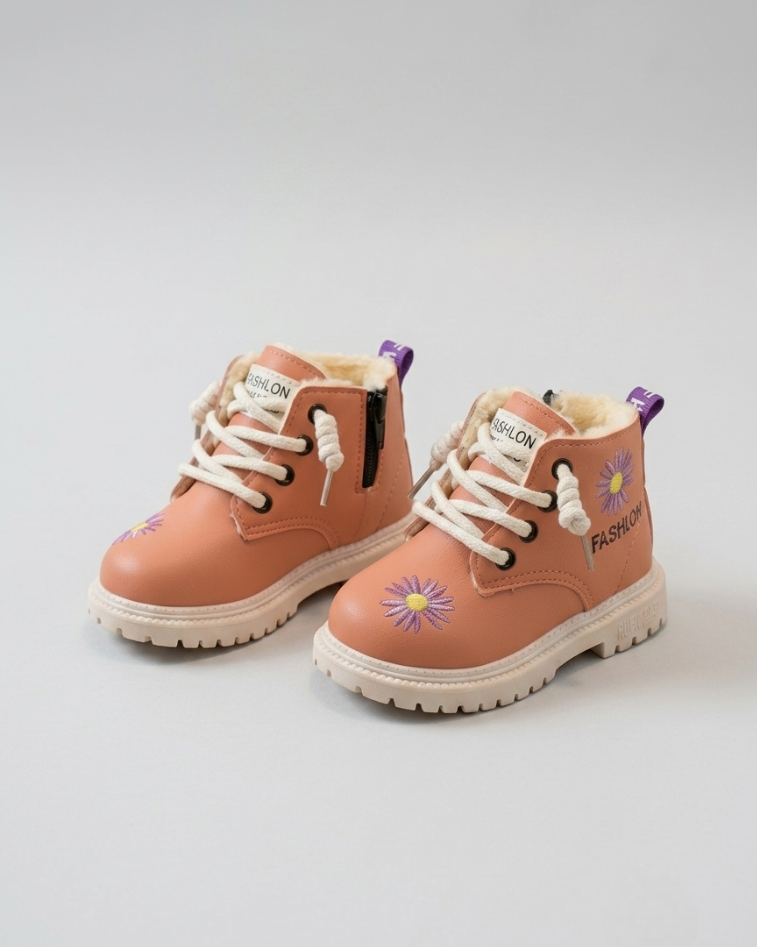 Bota de invierno con diseño moderno y atractivo bordado floral en España