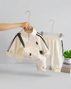 Conjunto deportivo niño con sudadera, pantalón y mochila pequeña en España