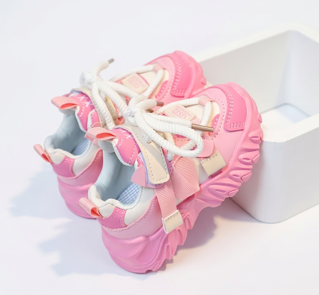 Zapato rosa con diseño deportivo moderno para niñas en España