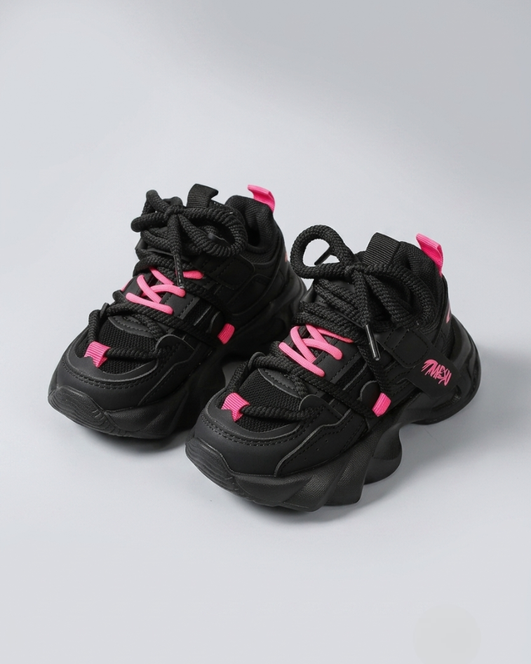 Zapatillas deportivas negras con detalles rosas, modernas para niñas en España