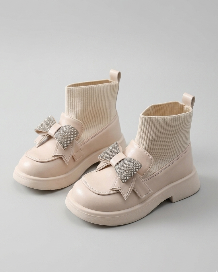Zapato de niña de lujo con diseño elegante, decorado con un lazo adornado con cristales en España
