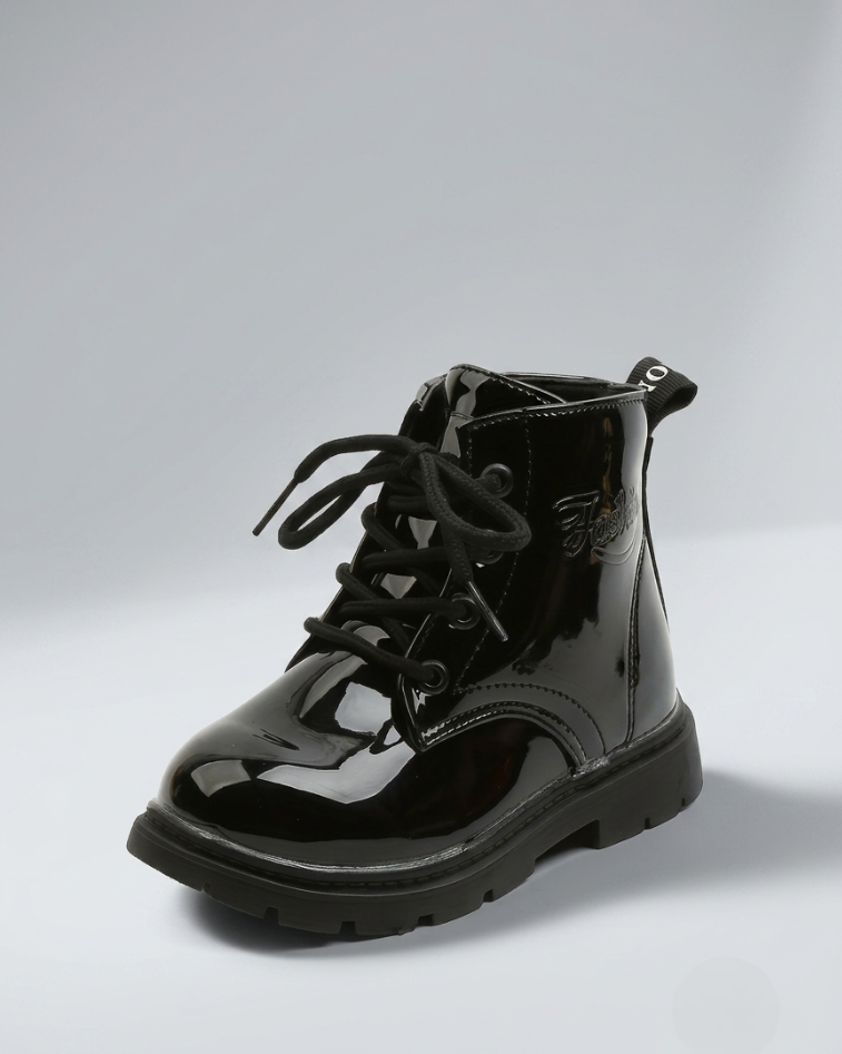 Botas de invierno con diseño de charol estilo moderno y un toque clásico y elegante. en España