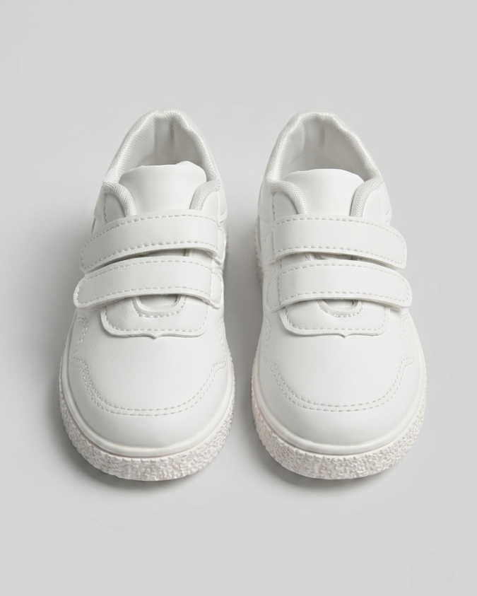Zapato blanco de diseño moderno y ligero en España