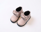 Zapato elegante para niñas con diseño moderno y lazo lateral con lunares en España