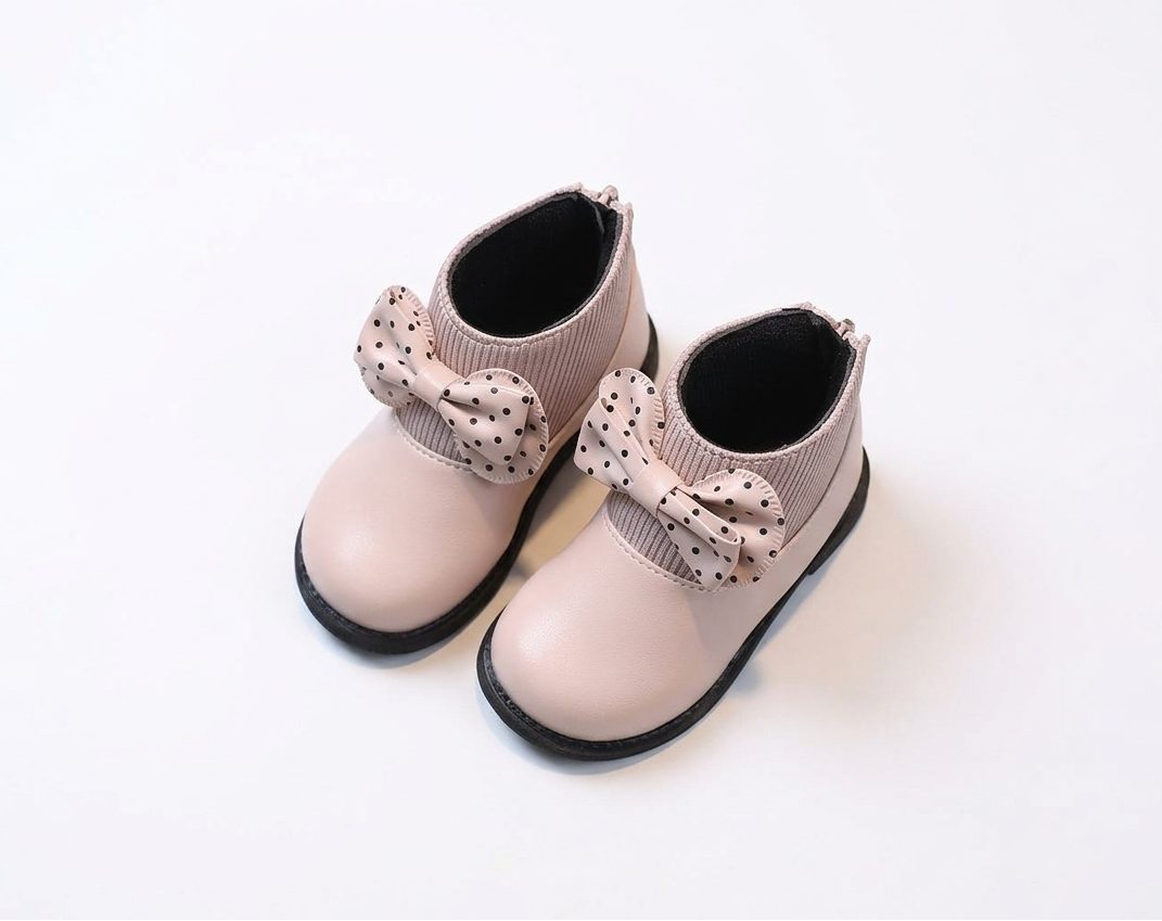 Zapato elegante para niñas con diseño moderno y lazo lateral con lunares en España