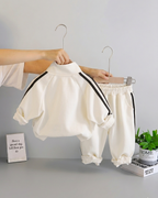 Conjunto deportivo niño con sudadera, pantalón y mochila pequeña en España