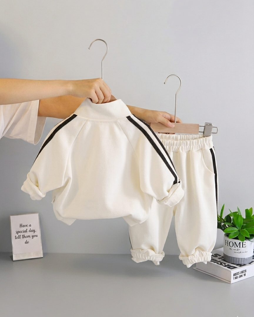 Conjunto deportivo niño con sudadera, pantalón y mochila pequeña en España
