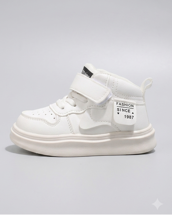 Zapato deportivo con diseño moderno en color blanco en España