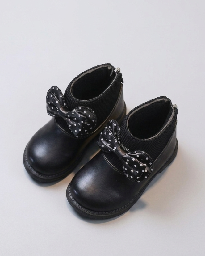 Zapato elegante para niñas con diseño moderno y lazo lateral con lunares en España