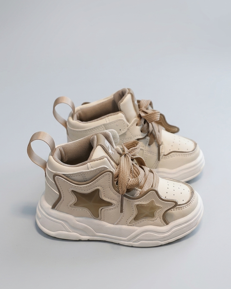 Zapatillas deportivas para niños con diseño moderno en España
