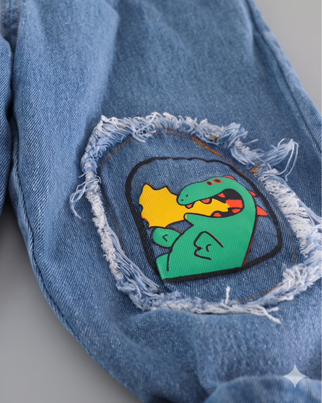 Conjunto niño verano camiseta dinosaurio y jeans con parches Ideal para primavera en España
