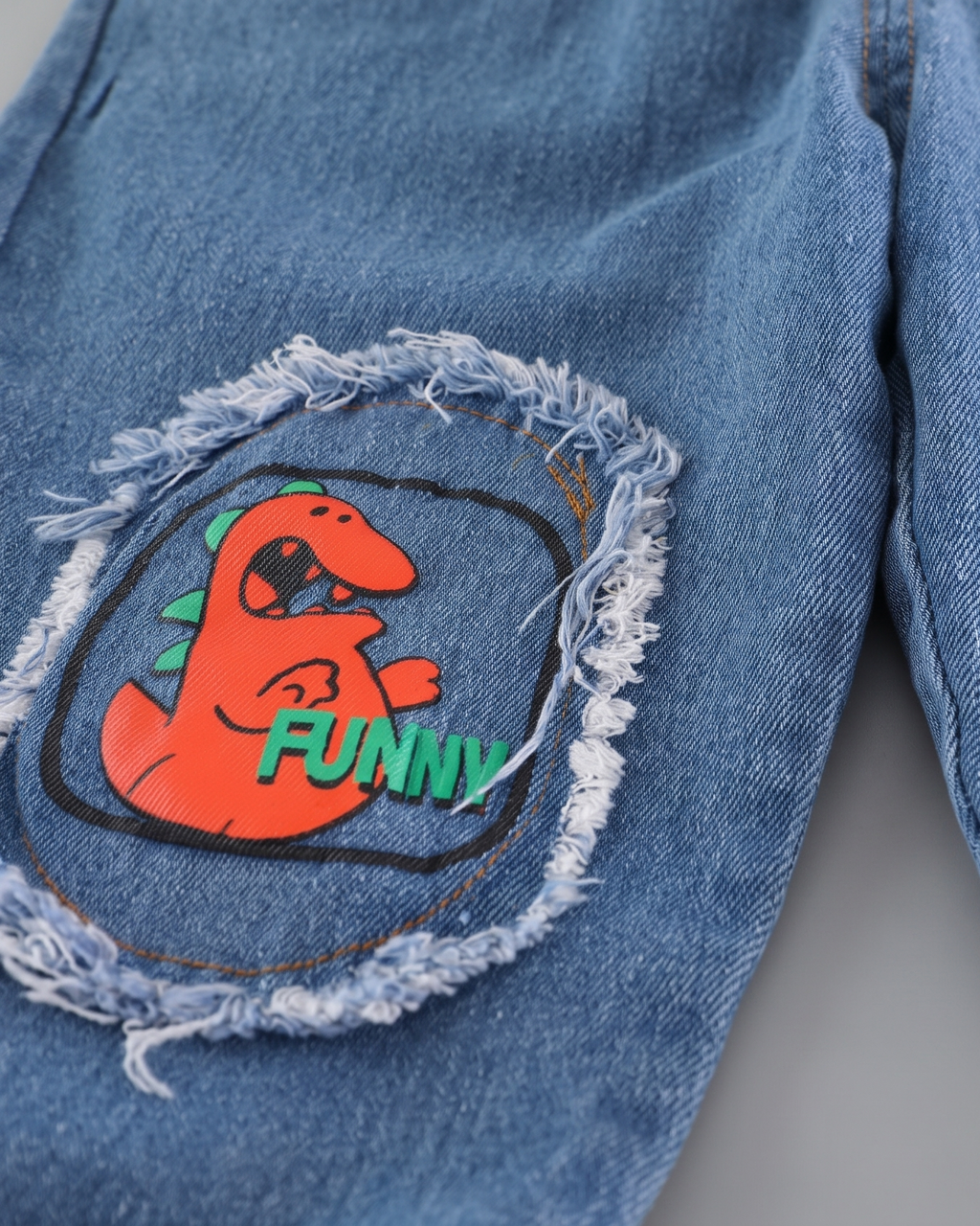 Conjunto Niño otoño Camiseta Dinosaurio y Jeans con Parches
