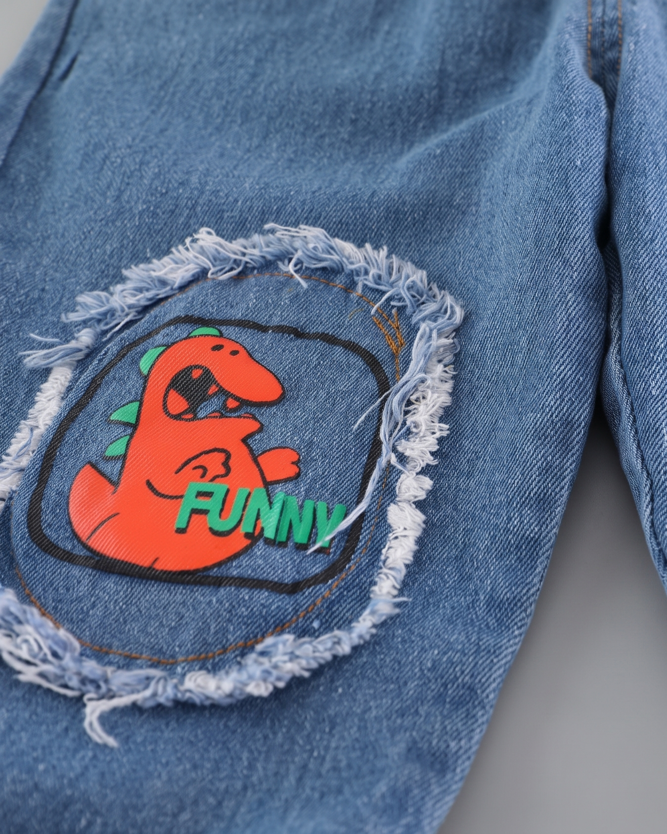 Conjunto Niño otoño Camiseta Dinosaurio y Jeans con Parches