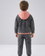 Conjunto infantil 3 piezas con sudadera con capucha, chaqueta vaquera y pantalón vaquero casual en España