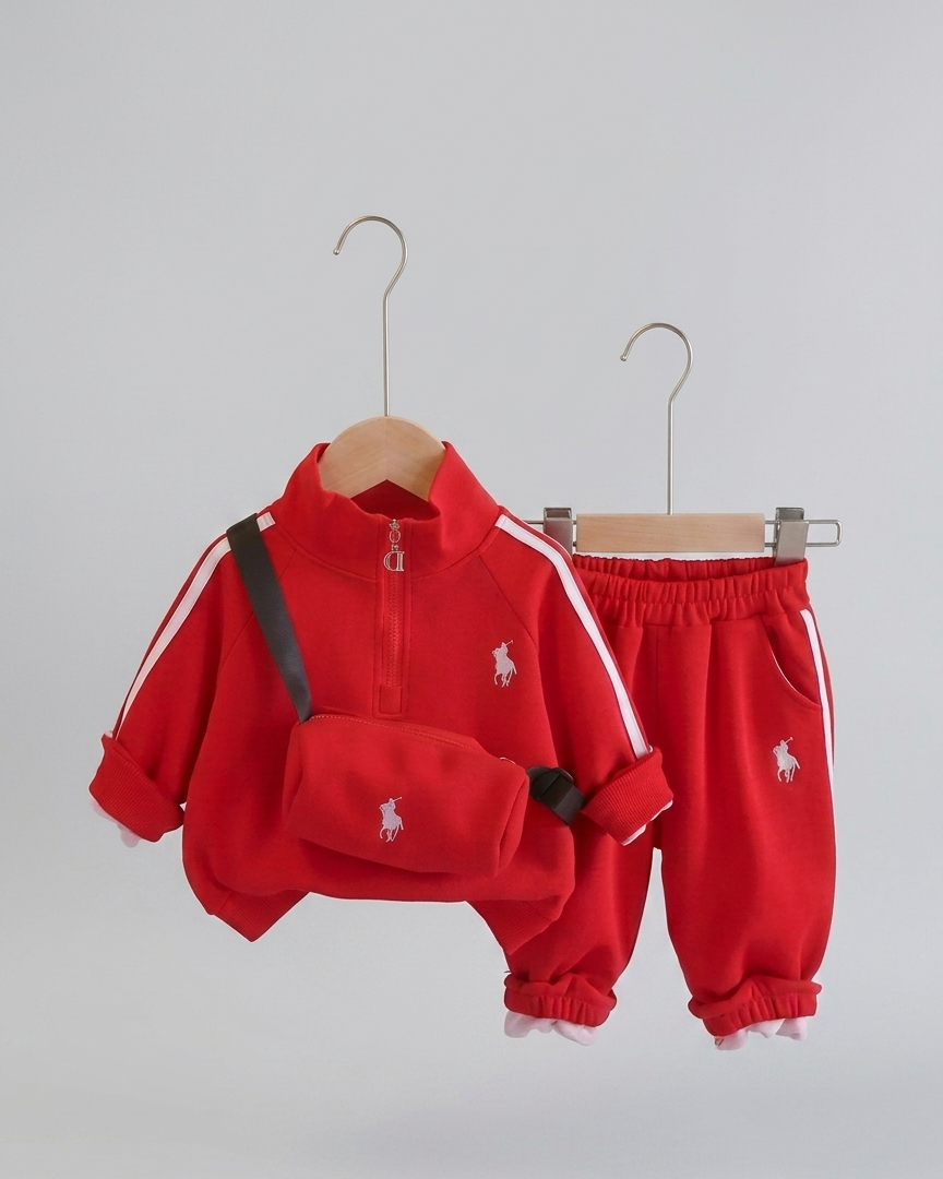 Conjunto deportivo niño con sudadera, pantalón y mochila pequeña en España