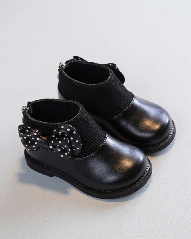 Zapato elegante para niñas con diseño moderno y lazo lateral con lunares en España