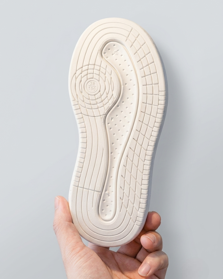 Zapatillas deportivas blancas con diseño moderno en España