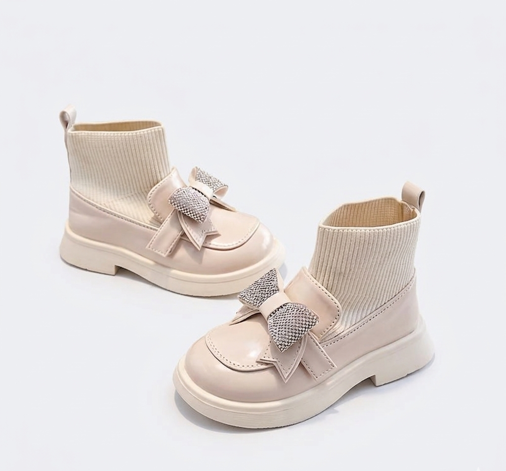 Zapato de niña de lujo con diseño elegante, decorado con un lazo adornado con cristales en España