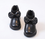 Zapato elegante para niñas con diseño moderno y lazo lateral con lunares en España