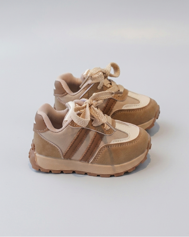Zapato con diseño deportivo moderno para niños en España