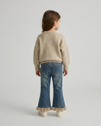 Conjunto niña invierno suéter de lana y jeans con estampado popcorn ,destacada para looks elegantes y sencillos  en España