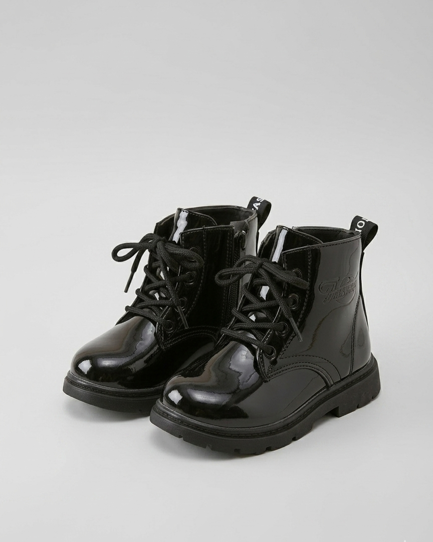 Botas de invierno con diseño de charol estilo moderno y un toque clásico y elegante. en España