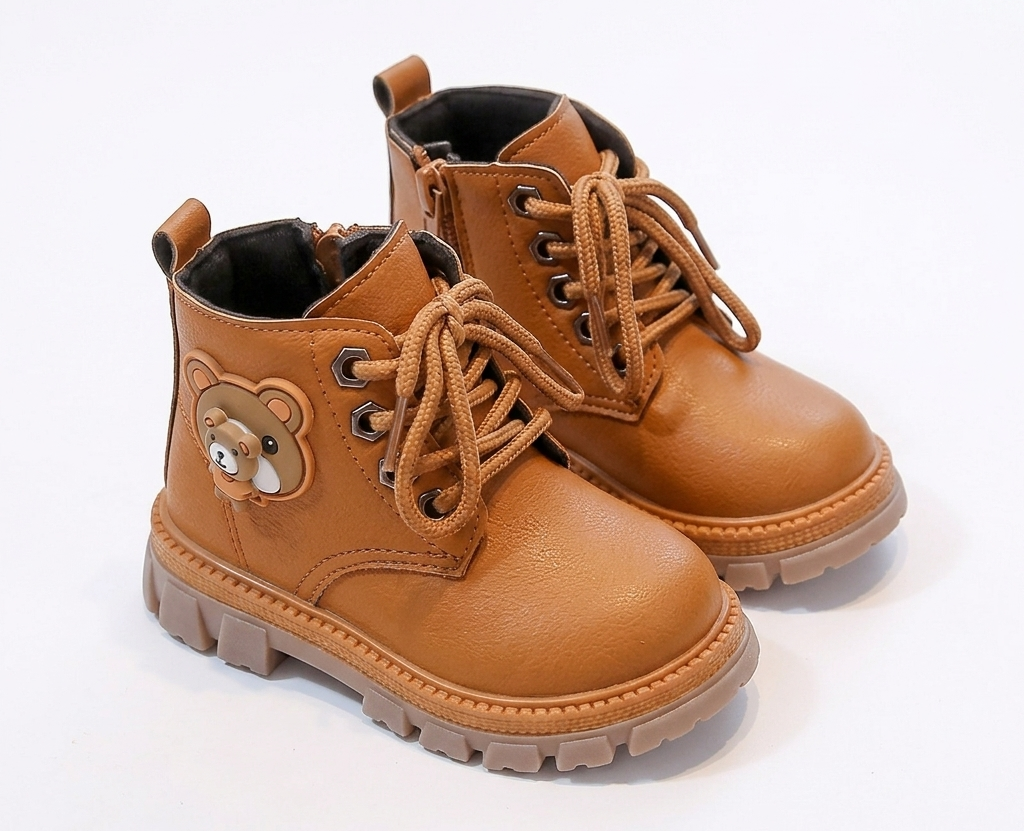 Bota de invierno de diseño moderno con dibujo lateral de osito en España