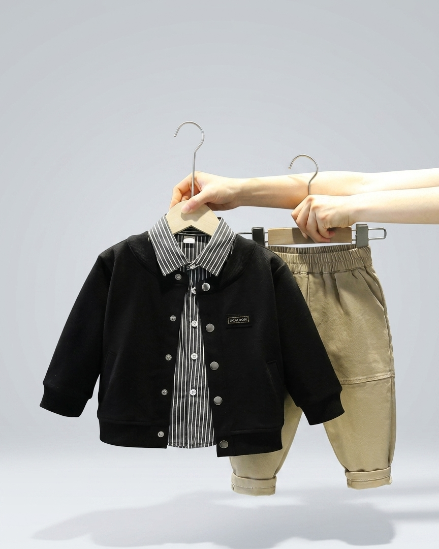 Conjunto niño 3 piezas: chaqueta negra, camiseta de rayas y pantalón beige | ropa niño elegante en España