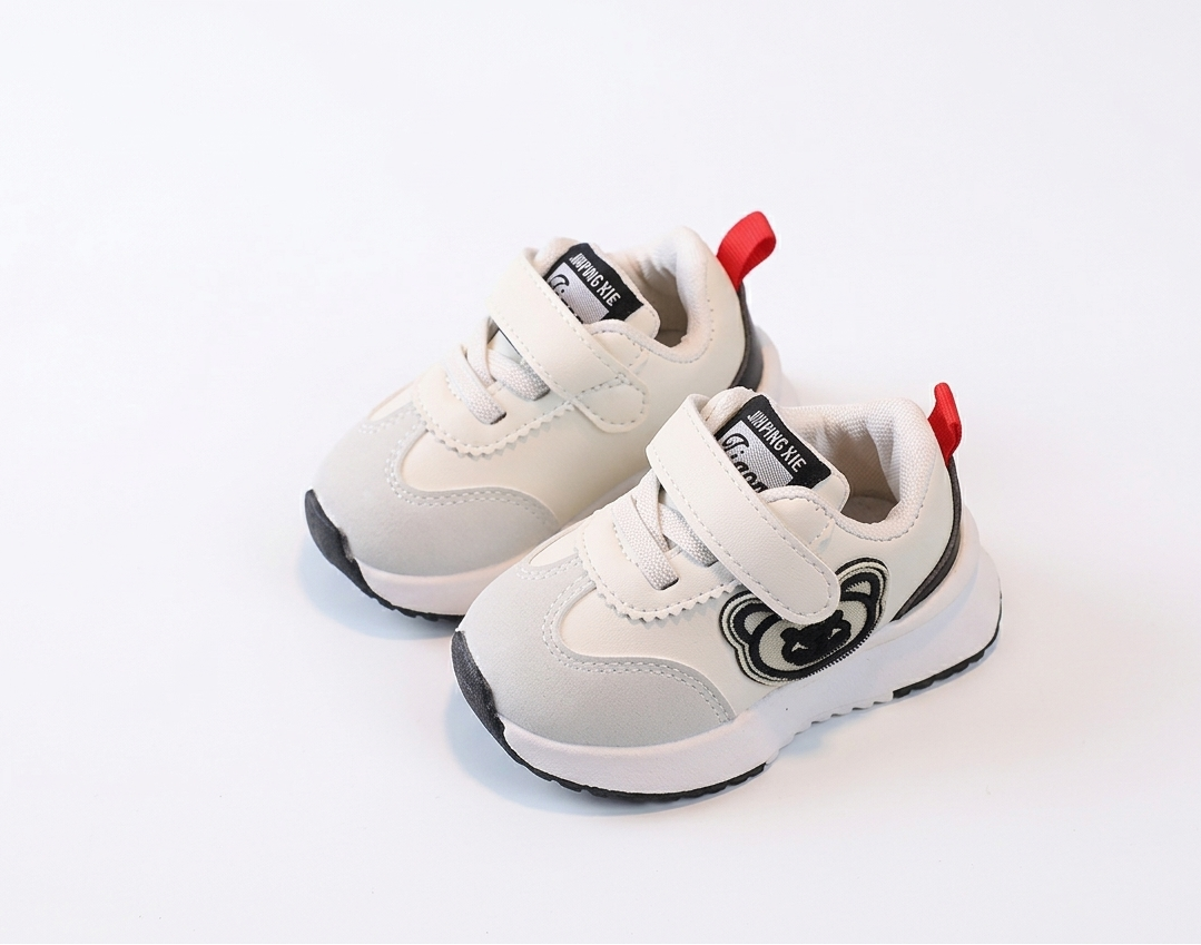 Zapato deportivo con diseño atractivo y dibujo de oso en España