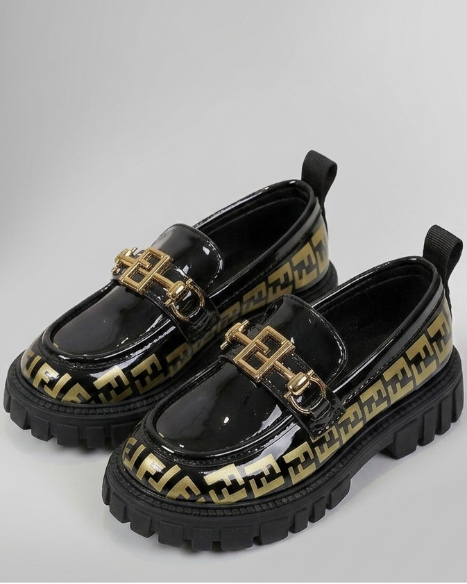 Zapato tipo loafer con diseño moderno y detalle dorado elegante en España