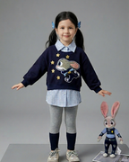 Conjunto niña 3 piezas ropa infantil - suéter bordado camiseta a rayas, niña con suéter oscuro y pantalones grises.
