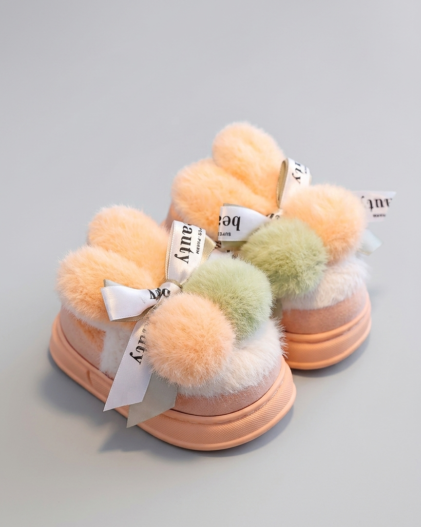 Pantuflas de invierno cálidas para niños con peluche suave y bolas de colores en España
