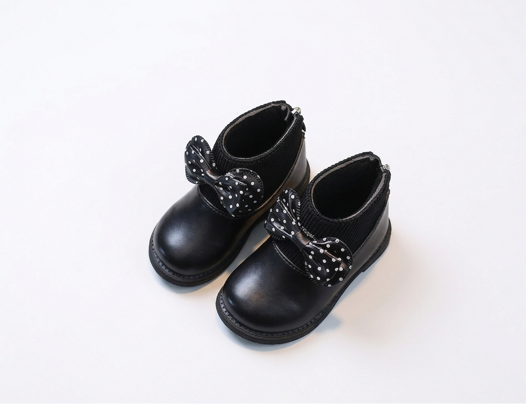 Zapato elegante para niñas con diseño moderno y lazo lateral con lunares en España