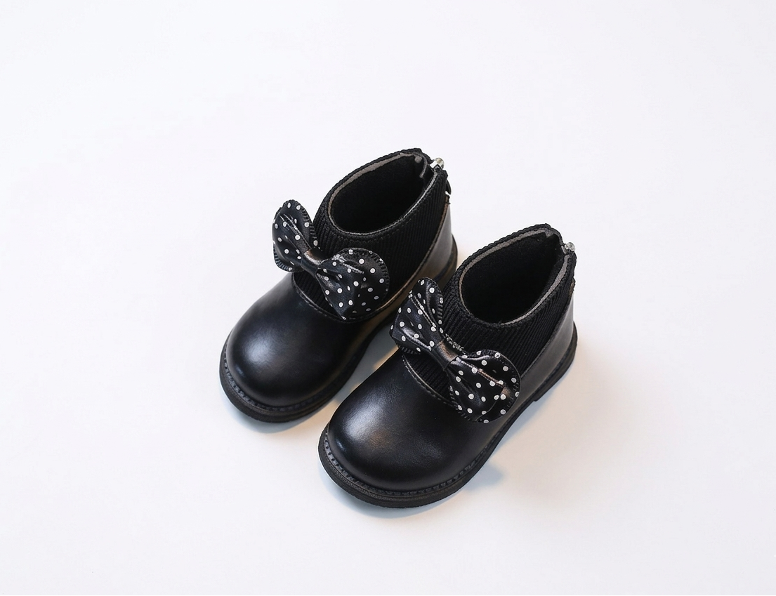 Zapato elegante para niñas con diseño moderno y lazo lateral con lunares en España