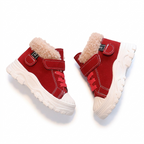Zapatos cálidos forrados de piel con un diseño moderno vista completa