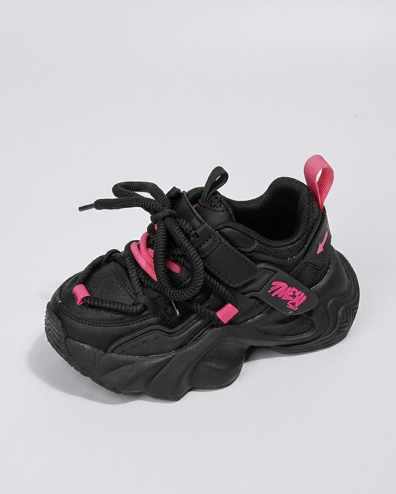 Zapatillas deportivas negras con detalles rosas, modernas para niñas en España