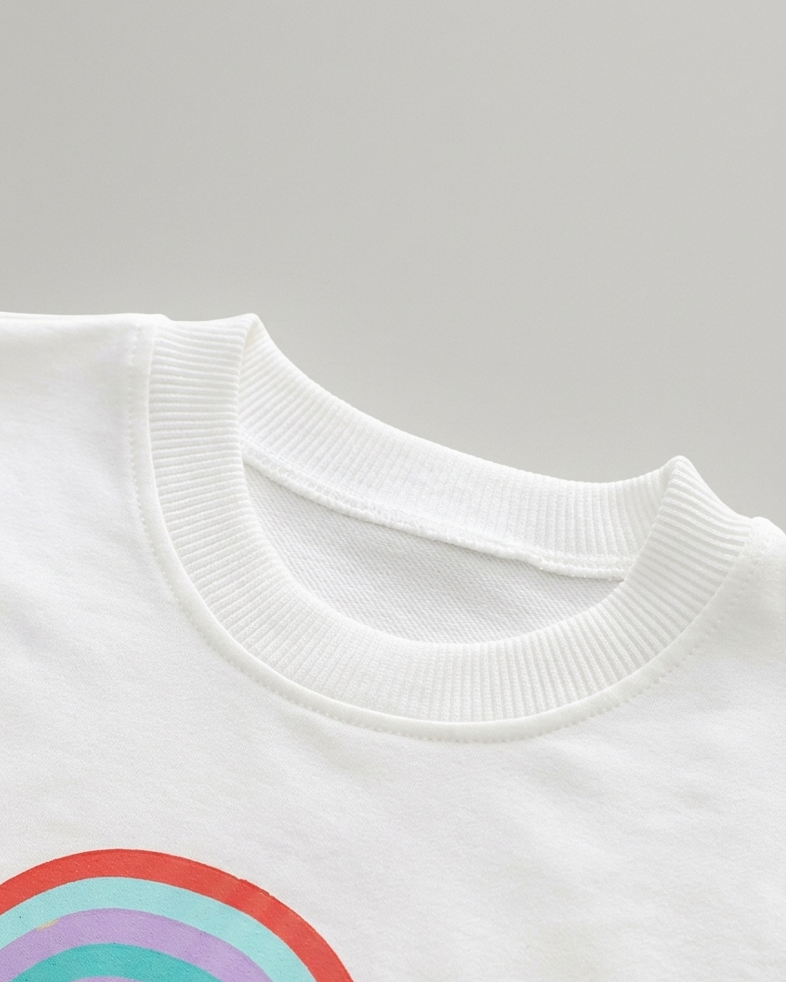 Conjunto niña 3 piezas rosa: suéter, camiseta arcoíris y pantalón vaquero con flores crochet en España