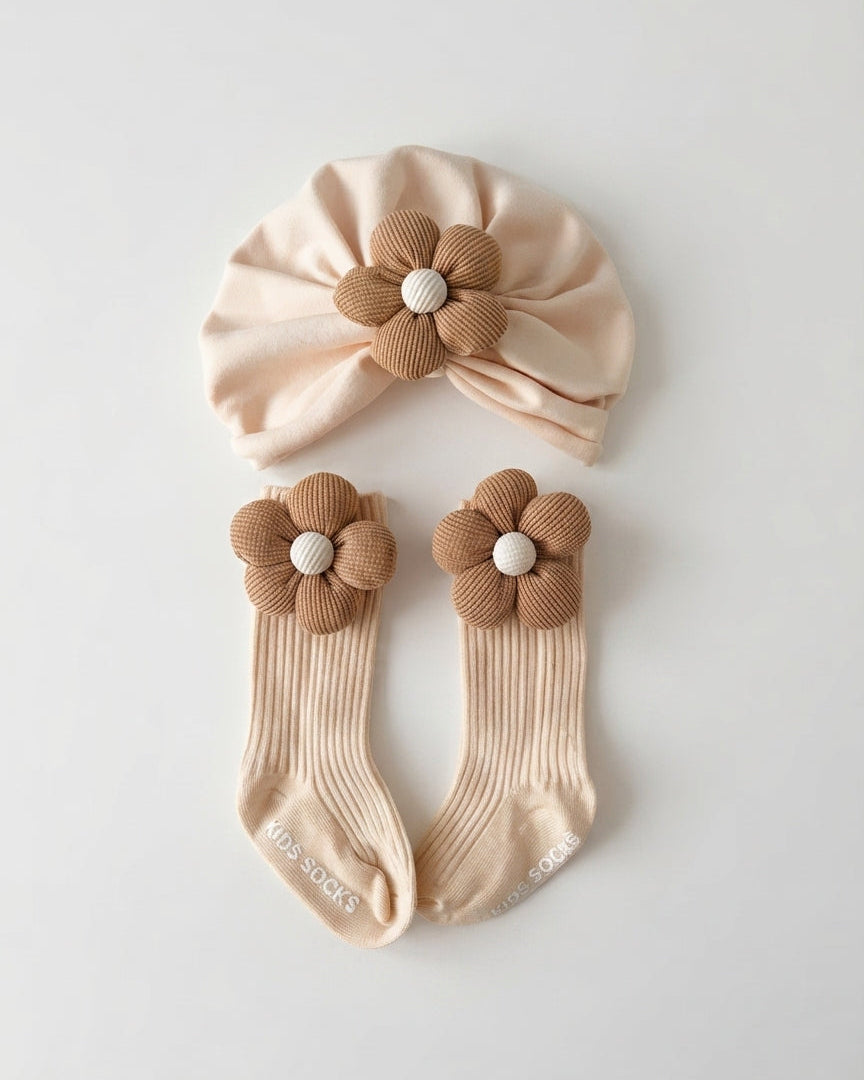 Set de calcetines y gorra para niñas con flores de tela