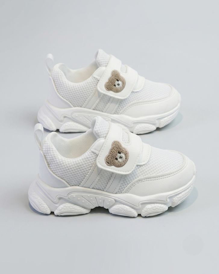 Zapato deportivo blanco para niños en España