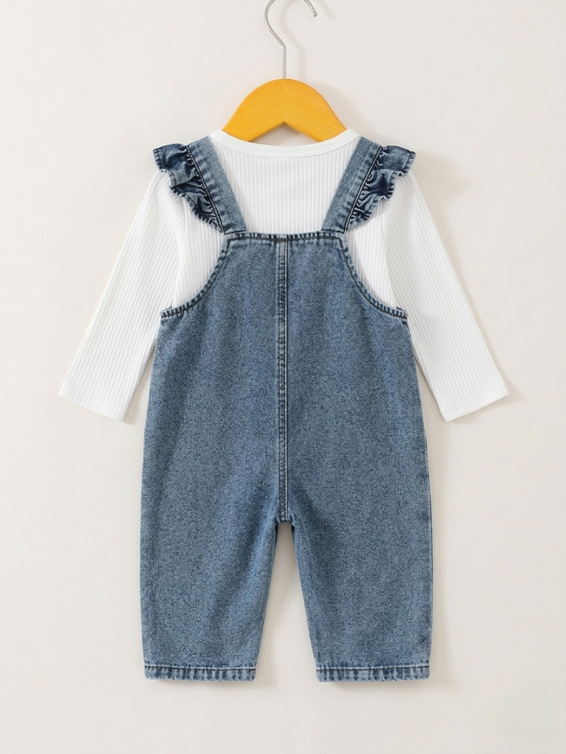 Peto vaquero con blusa blanca y un bordado de oso adorable