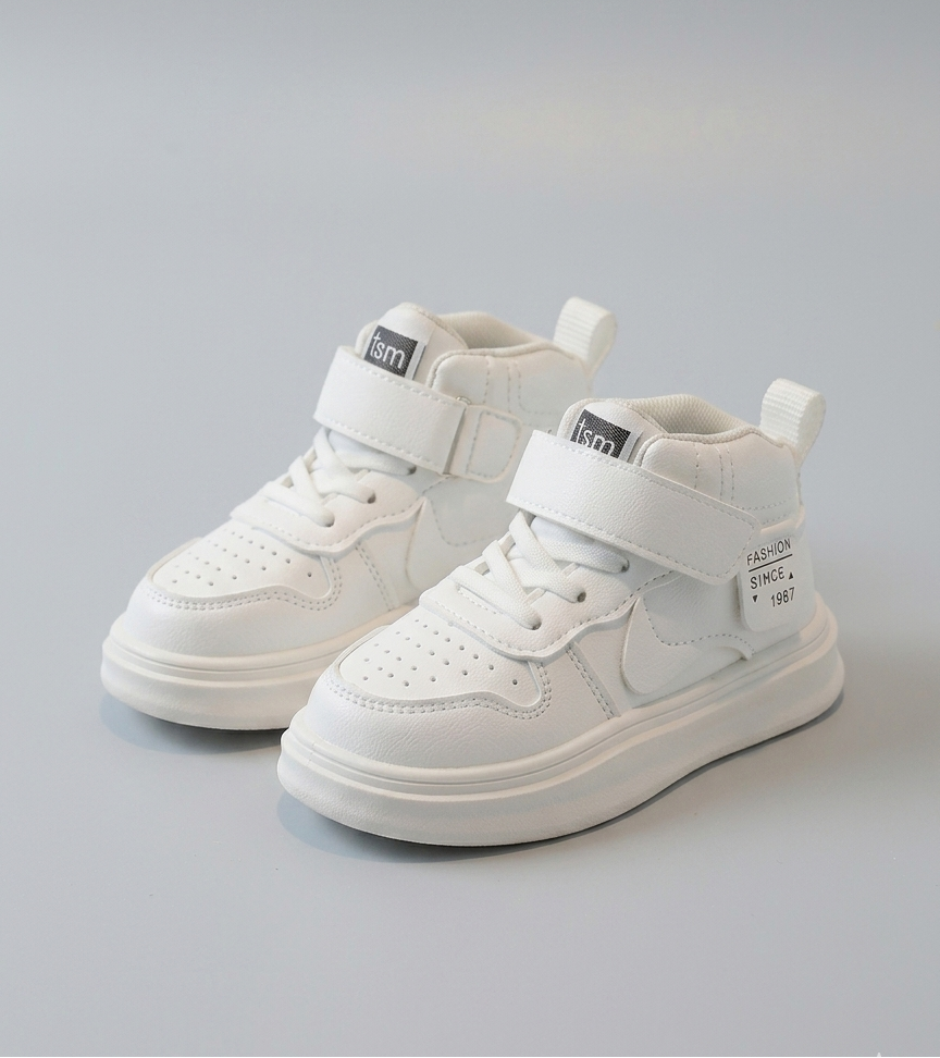 Zapato deportivo con diseño moderno en color blanco en España