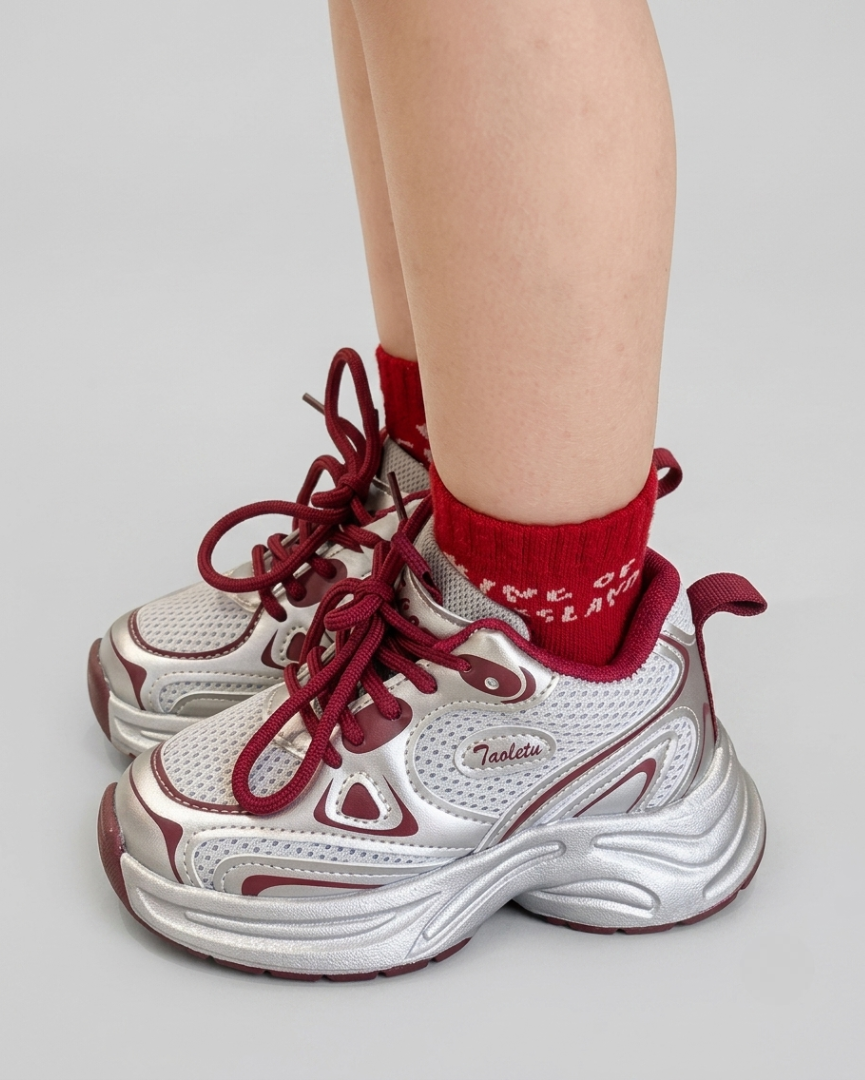 Zapatillas deportivas infantiles con diseño moderno en España